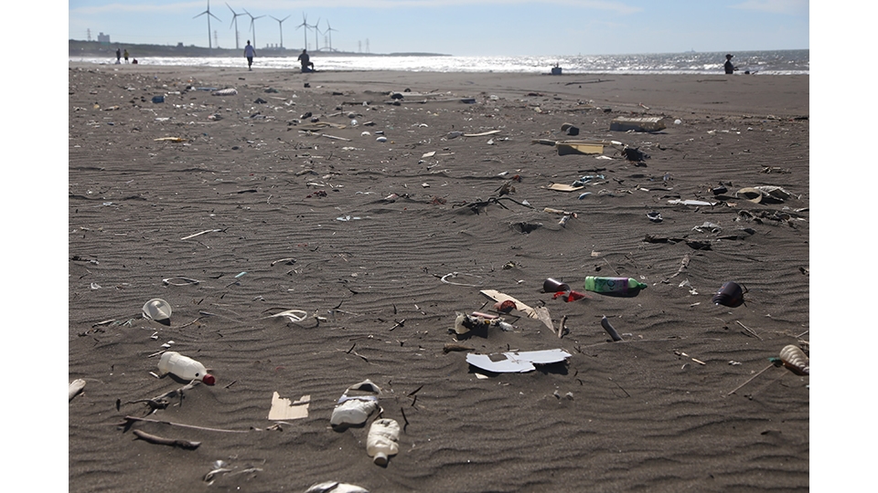 海灘上散落的各種廢棄物。圖片來源：黃之揚。